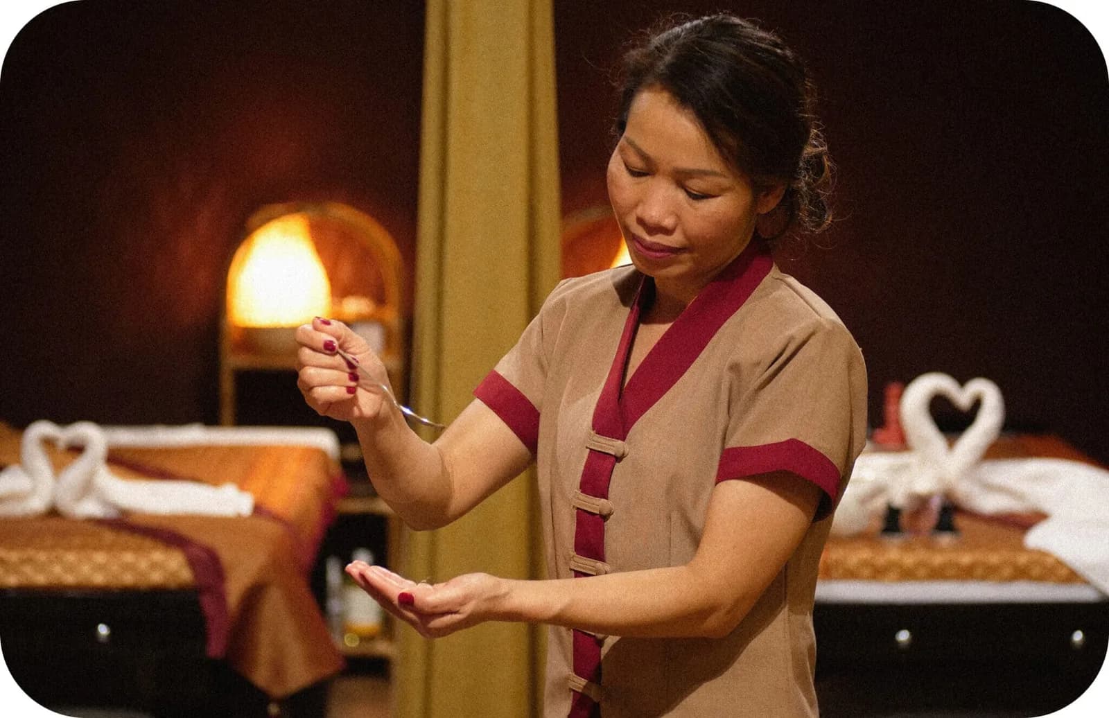 Behandelruimte van Sukpheng Massage & Wellness in Oldenzaal, met twee massagetafels