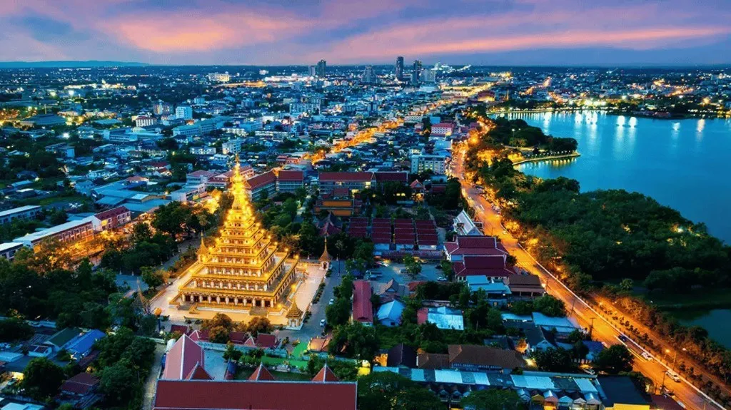 Khon Kaen skyline met gouden pagode