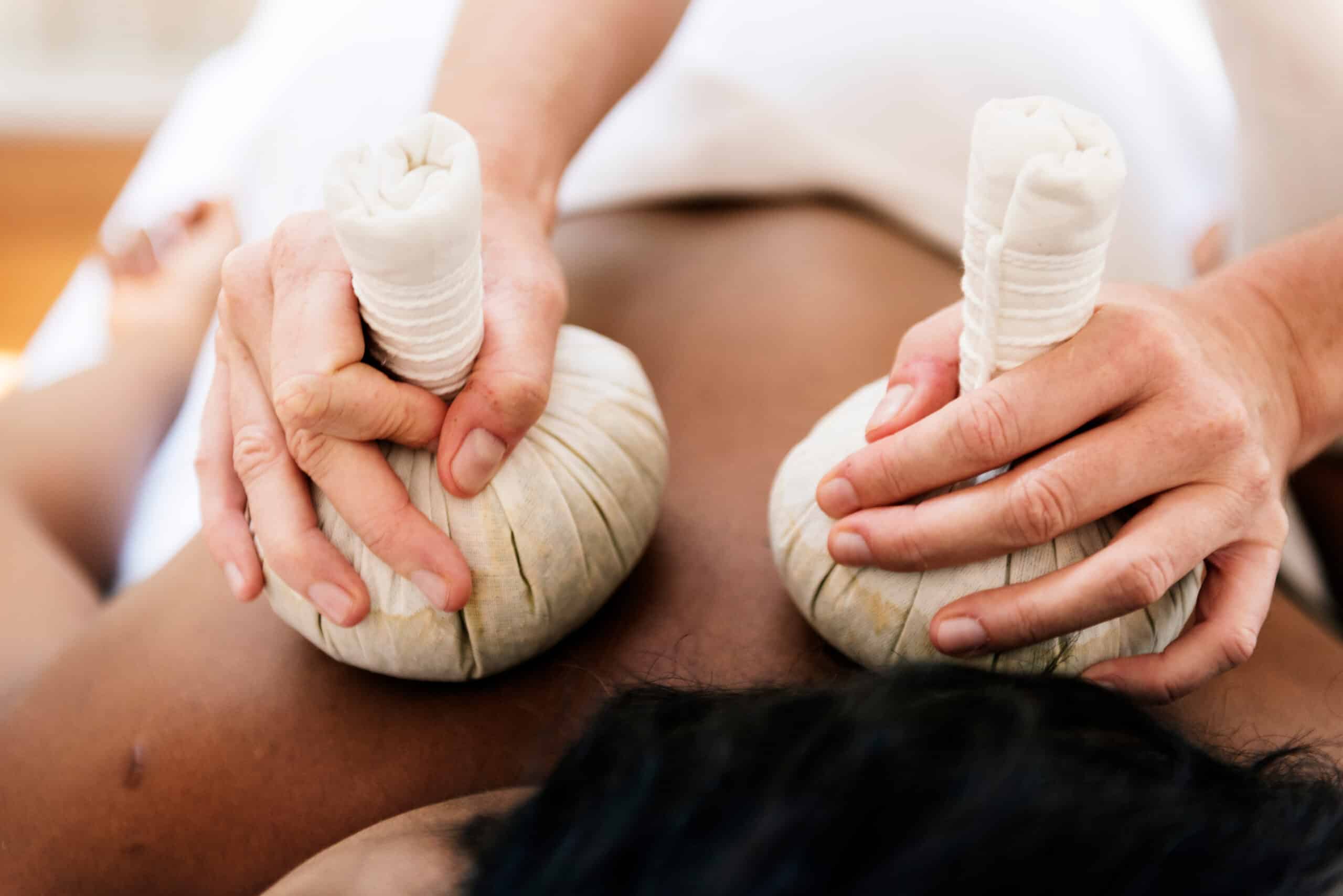 Kruidenstempelmassage bij Sukpheng Massage & Wellness in Oldenzaal